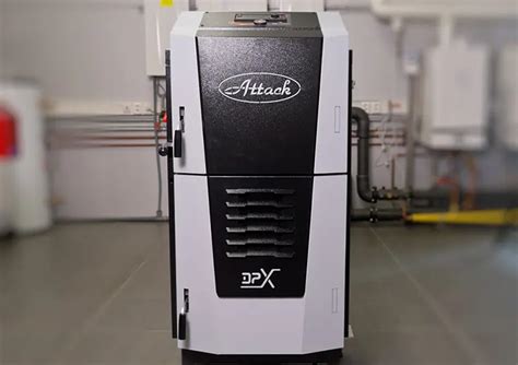 Ilustrácia moderného kotla na tuhé palivo s automatickým podávačom.