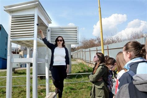 Meteorologická búdka s umiestneným psychrometrom (suchý a mokrý teplomer)