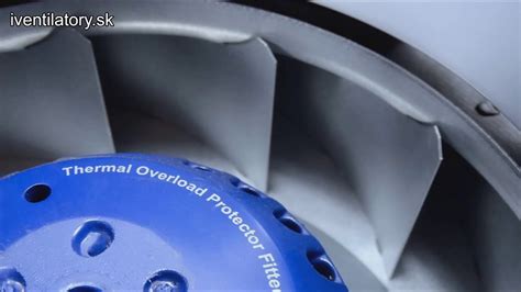 Fotografia priemyselného ventilátora Apogee v prevádzke v priemyselnom prostredí.