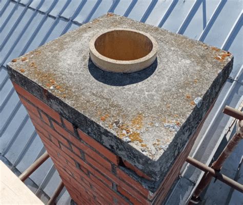 Detail poškodenej nerezovej vložky komína po vyhorení dechtu.