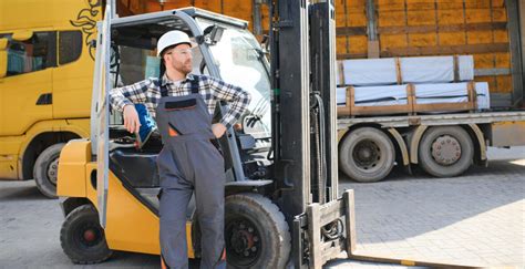 Ilustračná fotografia servisného technika pri práci s kotlom