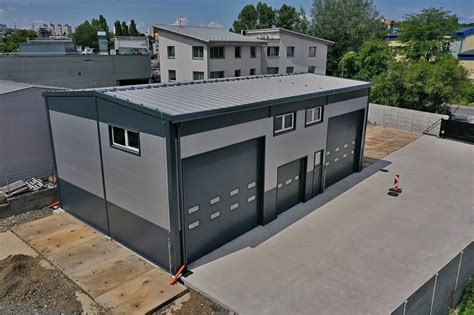 Moderná montovaná hala pre hydináreň s detailným nákresom vetrania