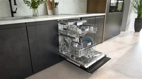 Fotografia servisného technika Siemens pracujúceho na umývačke riadu.