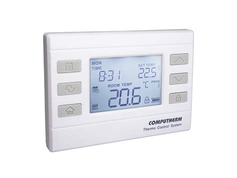 Detailný pohľad na digitálny termostat Computherm s podsvieteným displejom zobrazujúcim aktuálnu teplotu