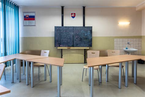 Interiér modernej školskej jedálne