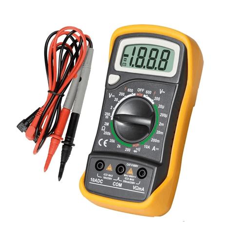 Digitálny multimeter pripojený k termostatu