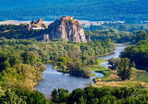 Letecký pohľad na hradný areál Devín pri sútoku Dunaja a Moravy